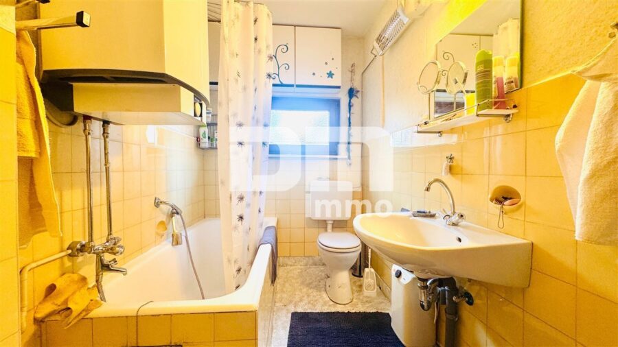 Ein-bis Zweifamilienhaus mit Anbauten auf 1.250 m² Traumgrundstück mit Panoramablick - Bestand EG Badezimmer / Wanne